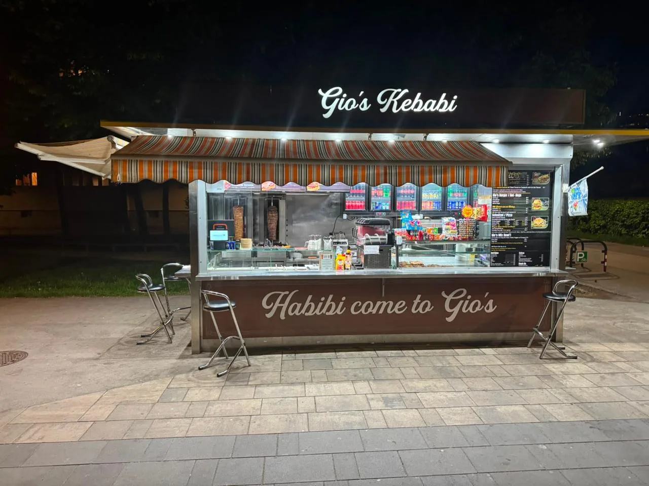 Gio's Kebabi by night